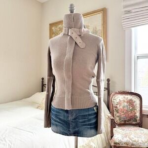 Y2k buckle sweater

y2k armani exchange medium wool blend sweater